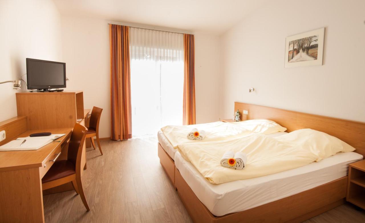 Gastehaus Olympia Reitanlage Munchen-riem Frühstückspension