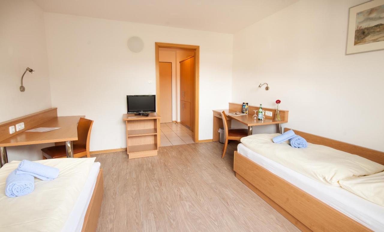 Frühstückspension Gastehaus Olympia Reitanlage Munchen-riem *